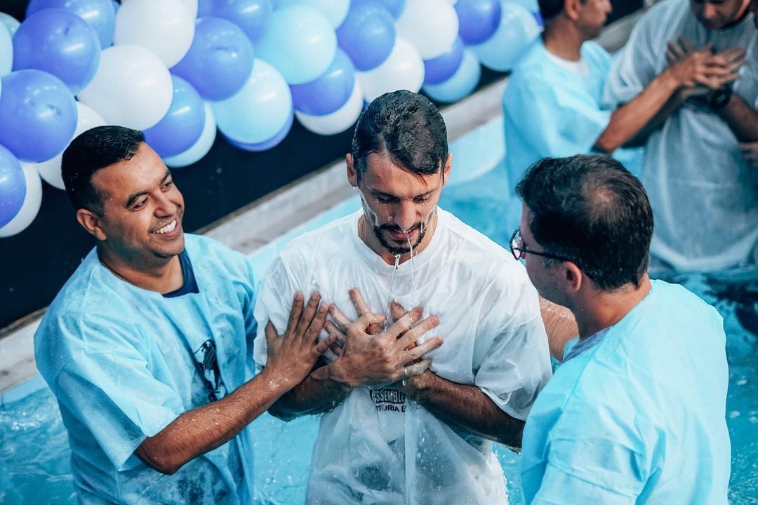 “Melhor decisão”: Zagueiro do Flamengo é batizado em igreja no Rio