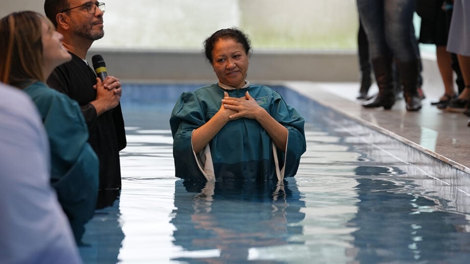 Surda se converte e é batizada após ir a culto com tradução em LIBRAS pela primeira vez