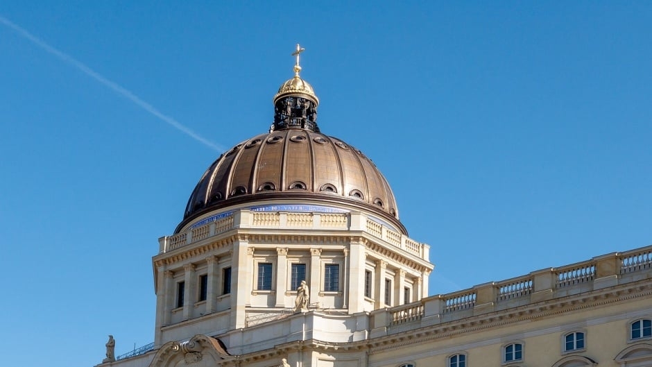 Remoção de texto bíblico do Palácio de Berlim causa polêmica