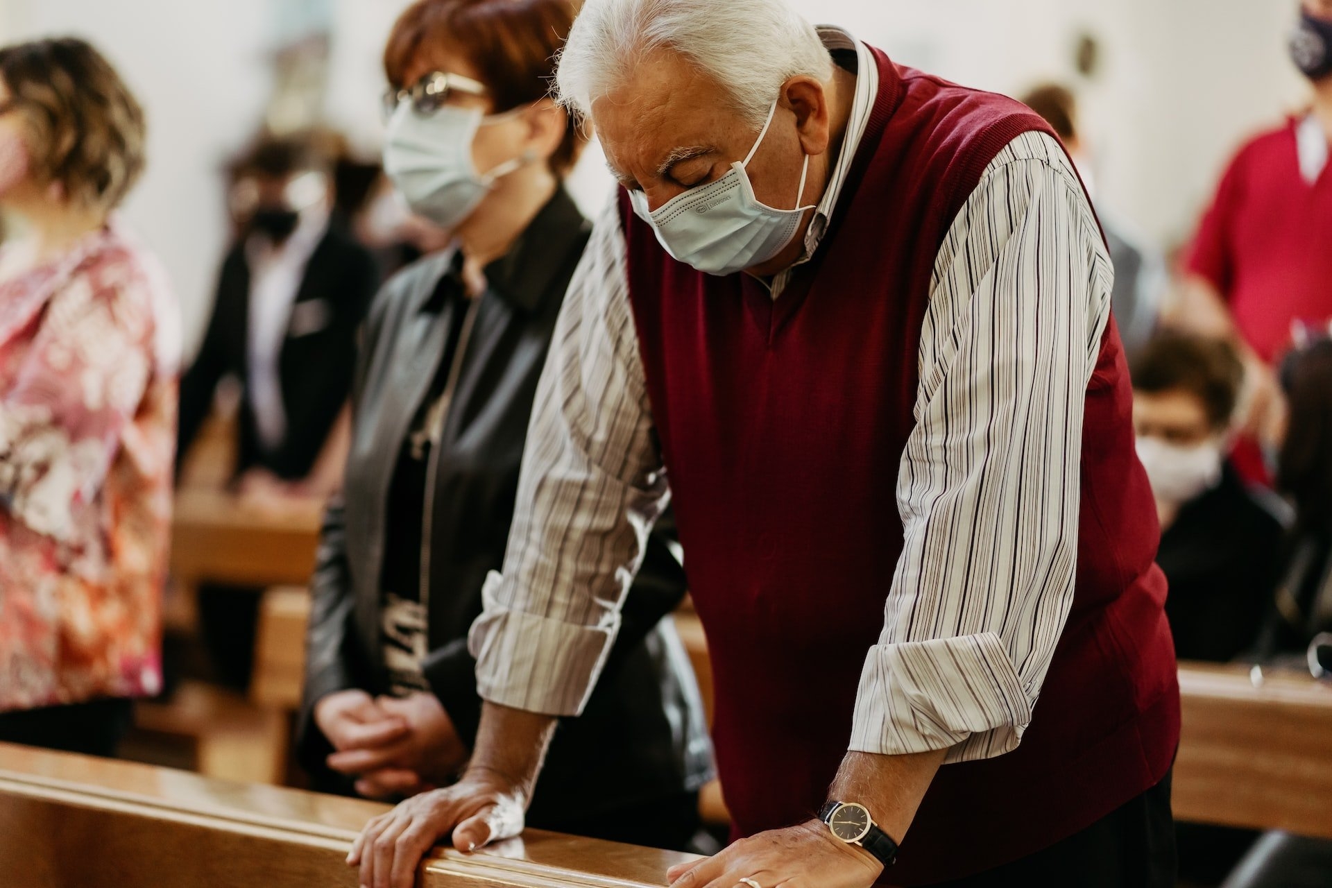 Proibição de cantar nas igrejas durante a pandemia foi baseada em evidências ‘falhas’