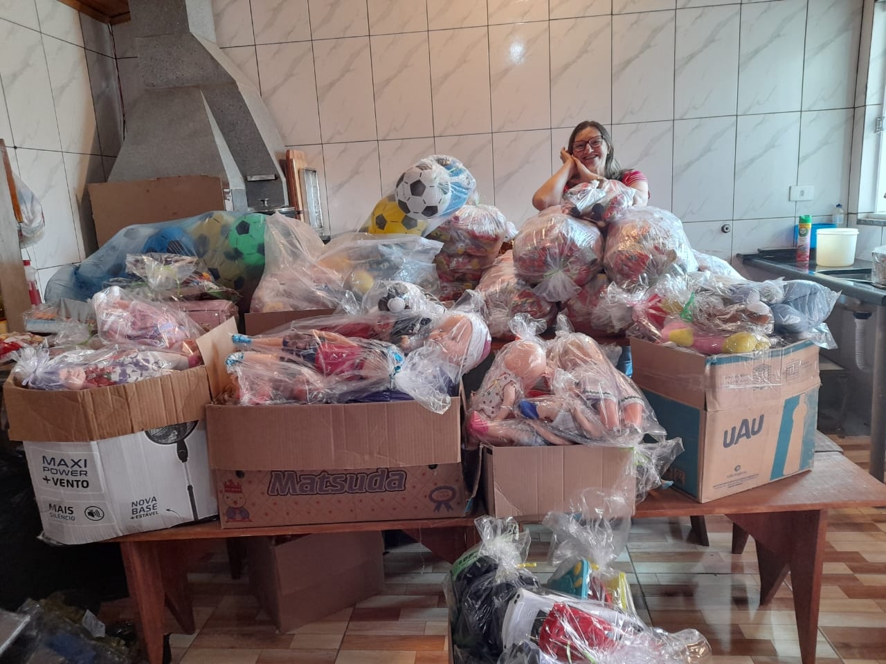Mulher restaura 200 brinquedos e doa para crianças em vulnerabilidade