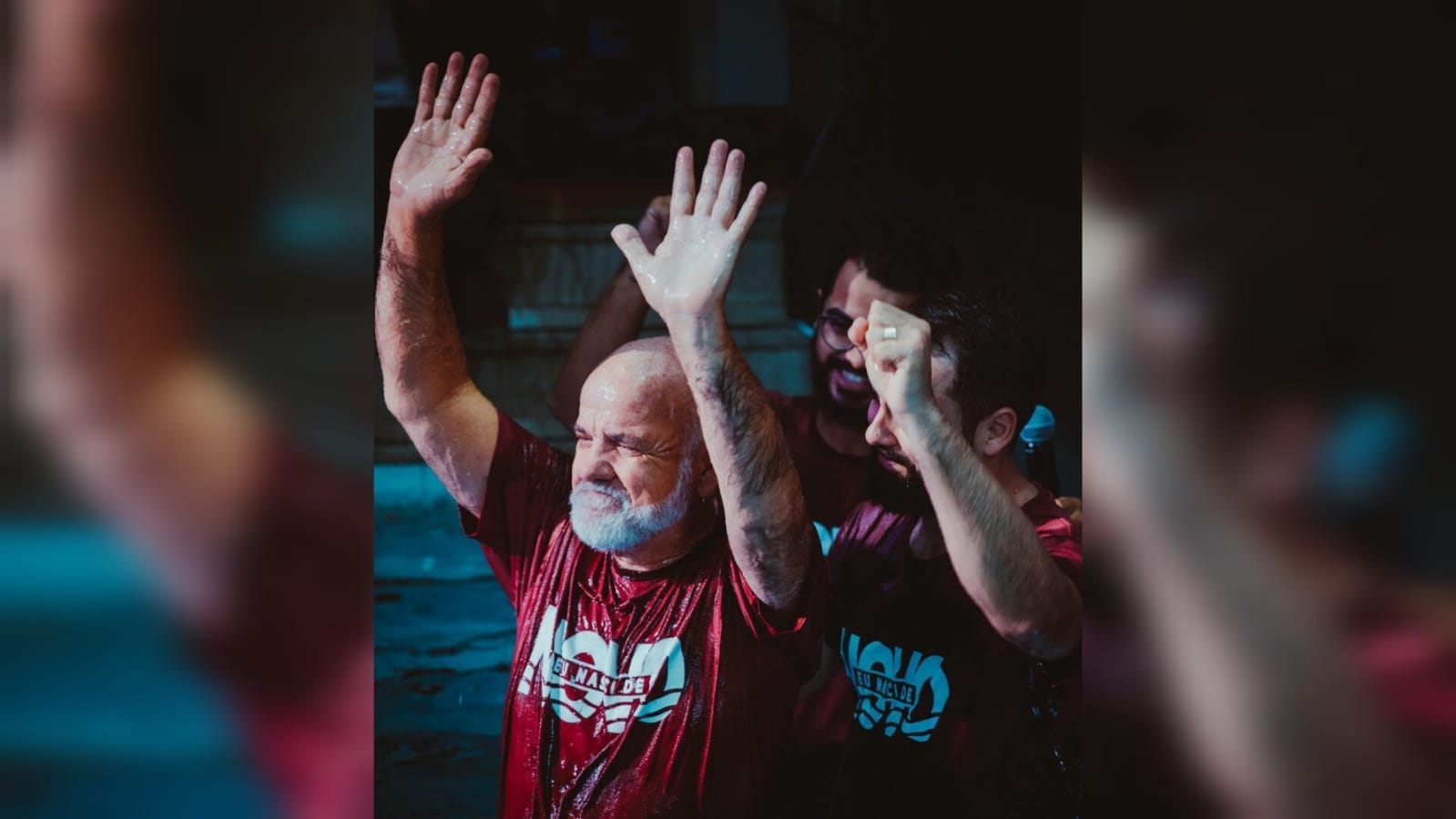 Vídeo: Pastor chora ao ver seu pai chegar de surpresa para ser batizado 