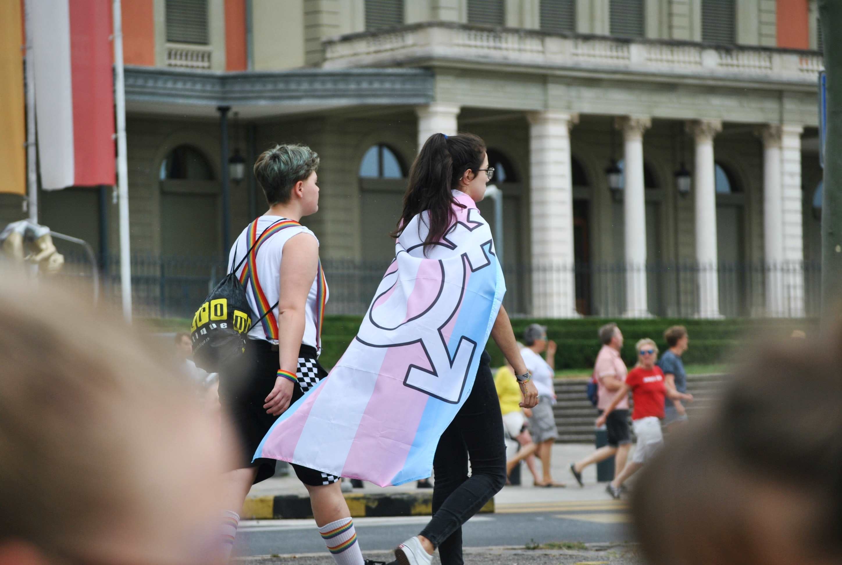 EUA são 'mais permissivos' para cirurgias trans em jovens do que Europa, revela estudo