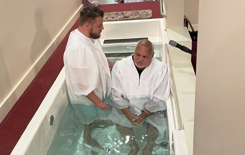 Pastor se reconcilia com pai que o abandonou e o batiza: ‘O perdão é bíblico’