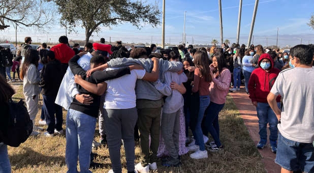 Adolescentes levam avivamento às escolas no Texas: ‘Pregam e oram por enfermos’