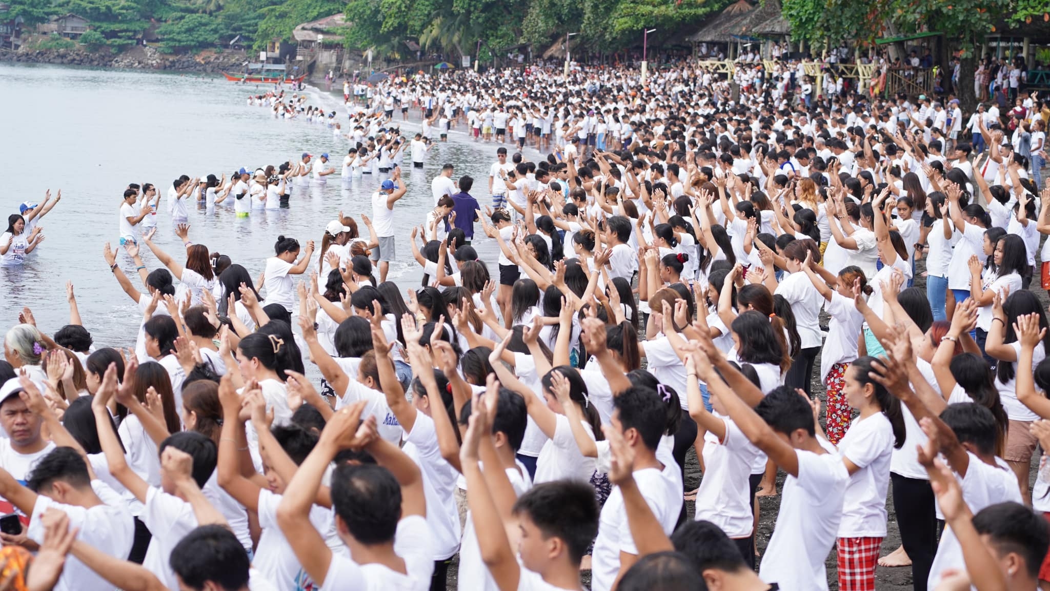 “Avivamento”: Centenas de pessoas são batizadas em praia nas Filipinas
