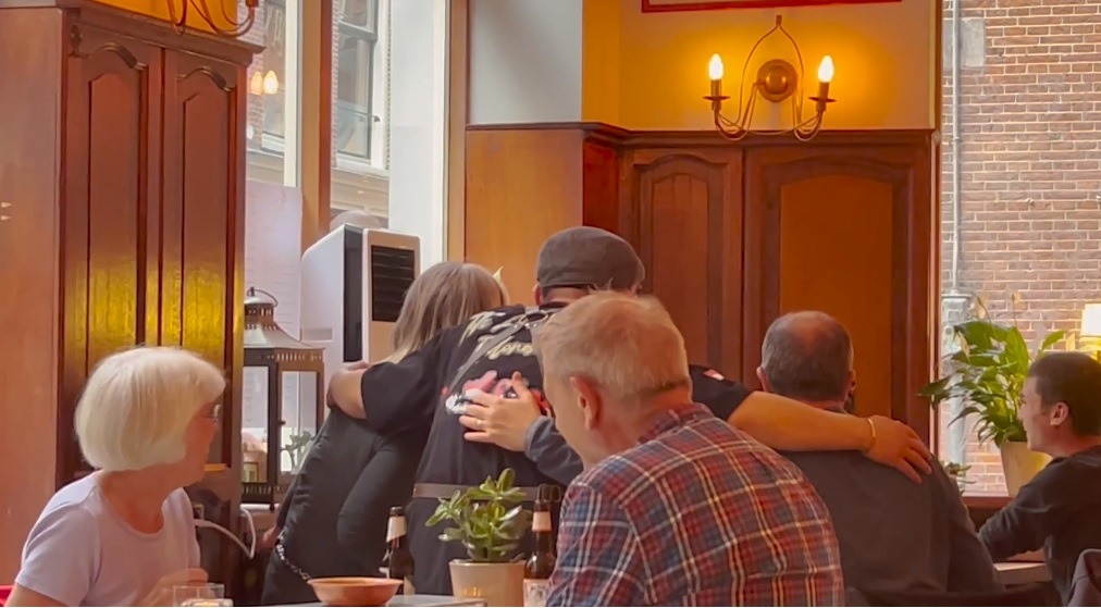 Restaurante é usado como porta de evangelismo na Holanda: “Oramos por  muitas pessoas” - Guiame