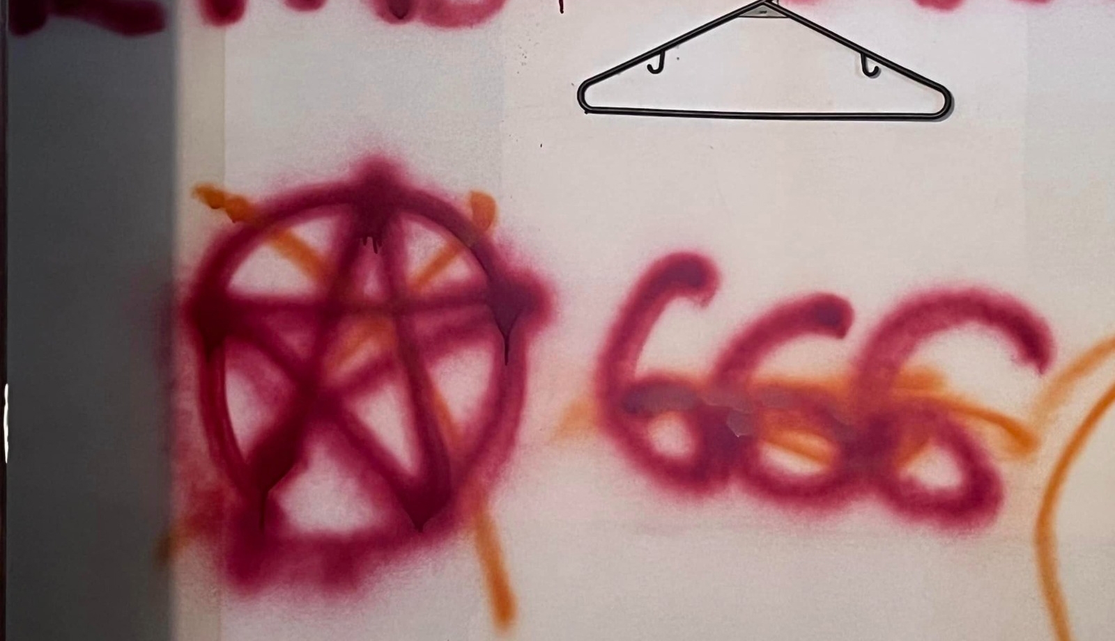 Igreja nos EUA é vandalizada com símbolos satânicos durante a Páscoa