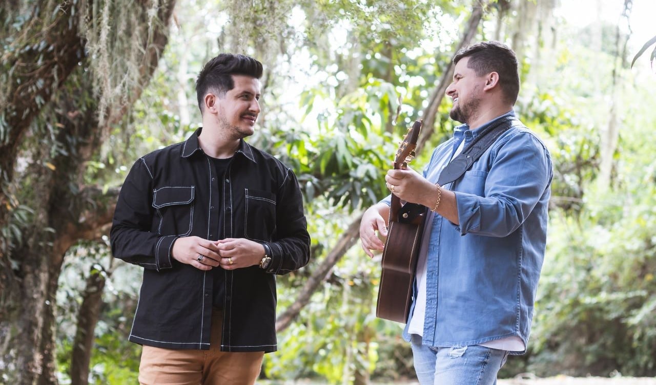 André e Felipe apresentam a canção “Bom Dia Deus”