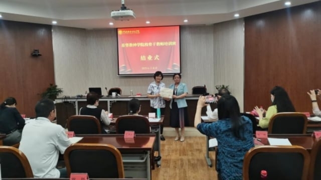 Professores cristãos na China são obrigados a estudar doutrinação marxista