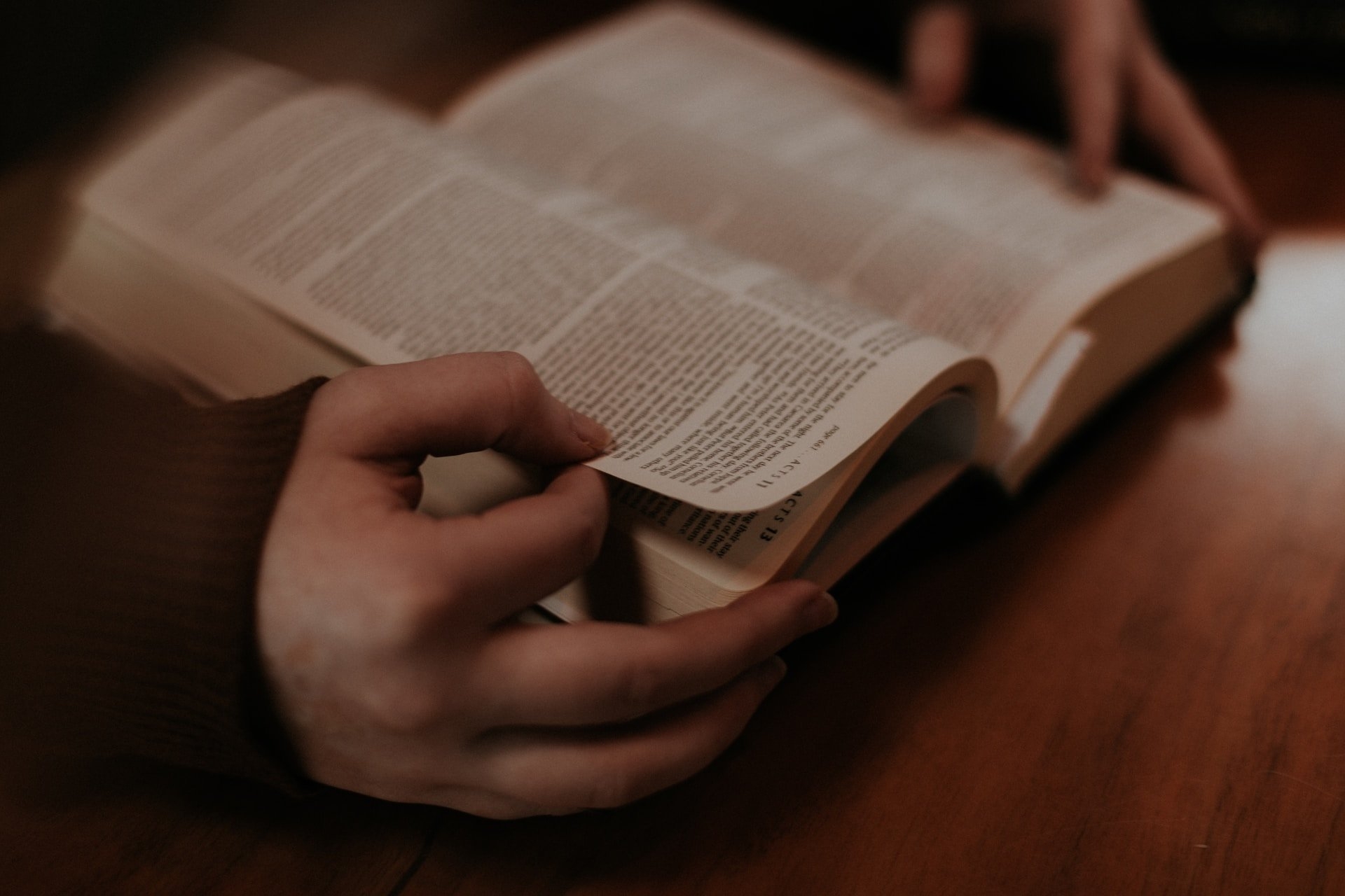 Bíblia é colocada de volta nas escolas de Utah após protestos dos pais