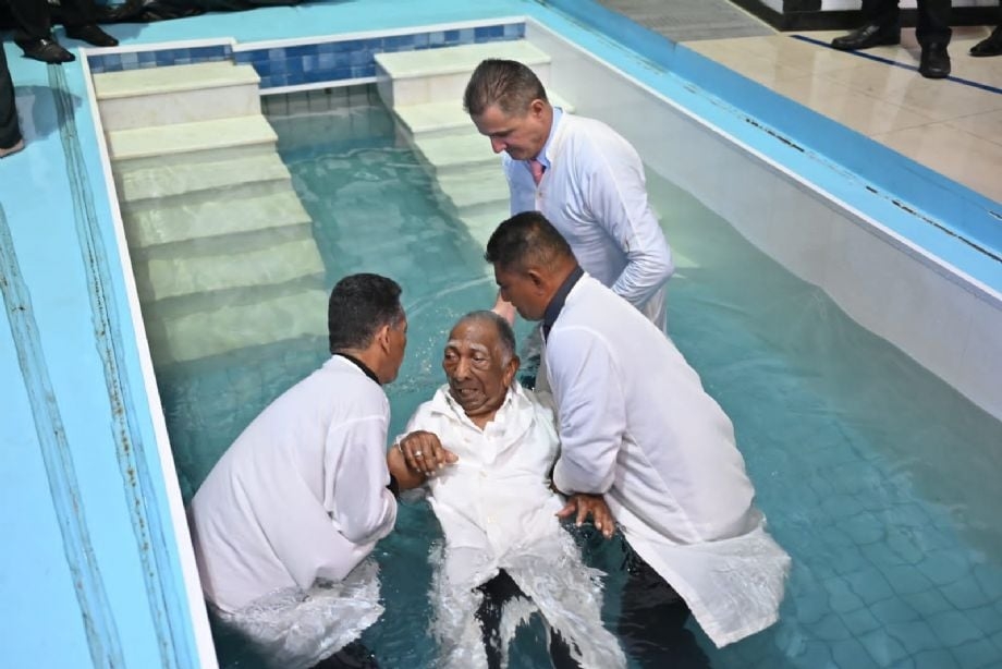 Nunca é tarde: idoso é batizado em Cuiabá aos 104 anos