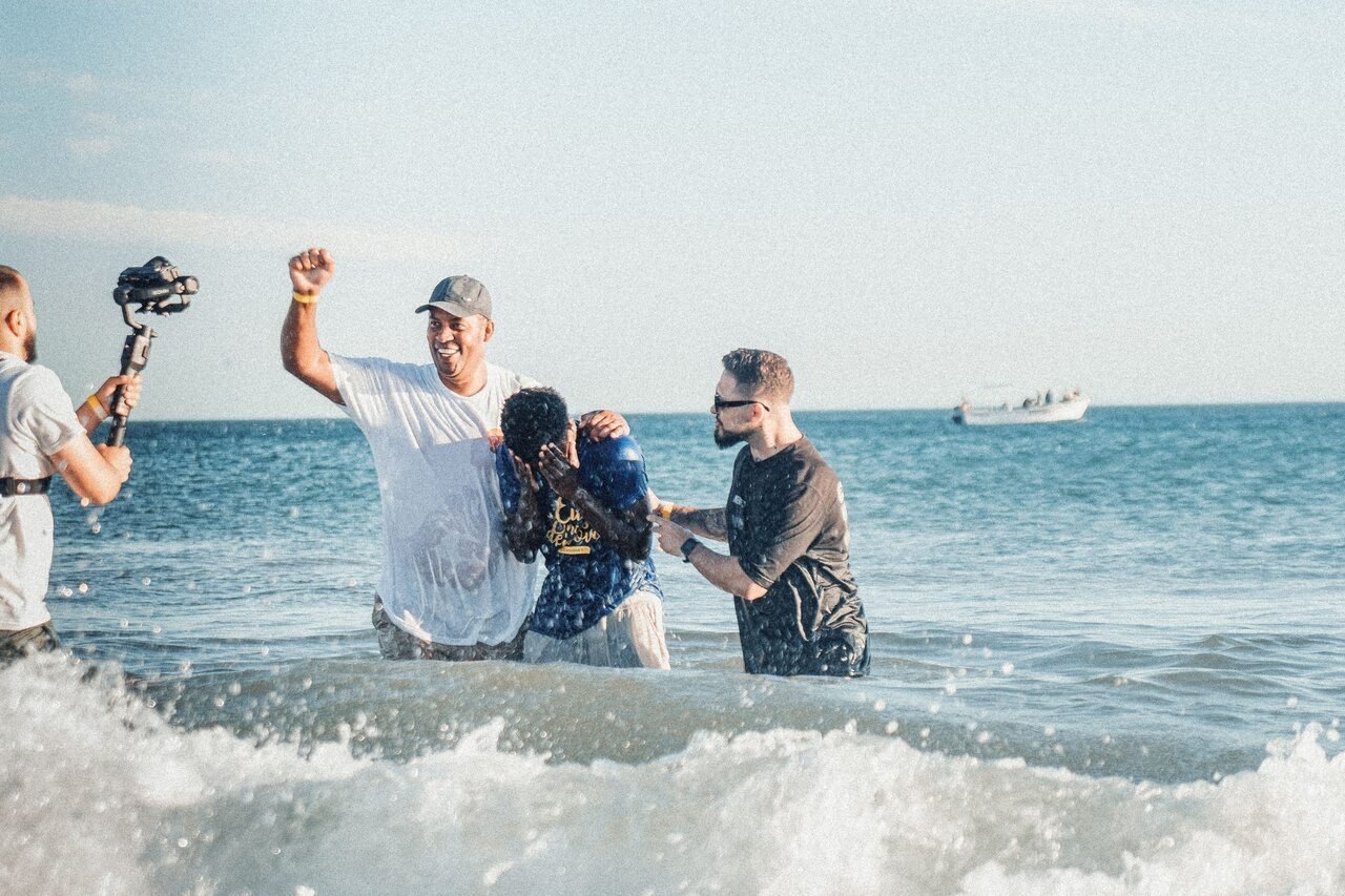 Evangelismo em praia de Portugal leva pessoas ao batismo: 