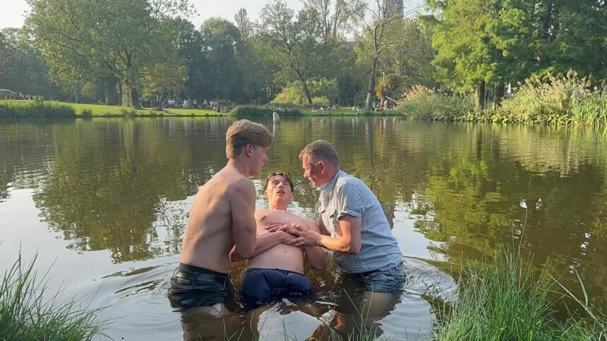 Cheio do Espírito Santo: Jovem evangeliza em parque logo após ser batizado