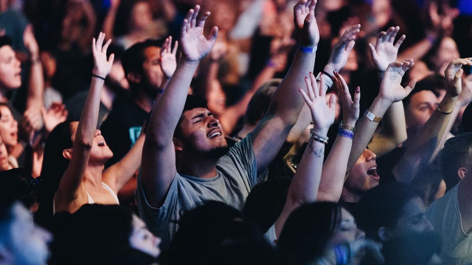 Centenas de jovens aceitam Jesus em culto de 12h: "Fome de Deus"