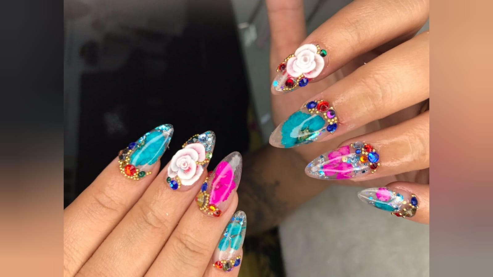 Unhas feita com flores encapsuladas é tendência para a primavera