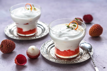 Manjar com calda de lichia: sobremesa leve para o final de semana