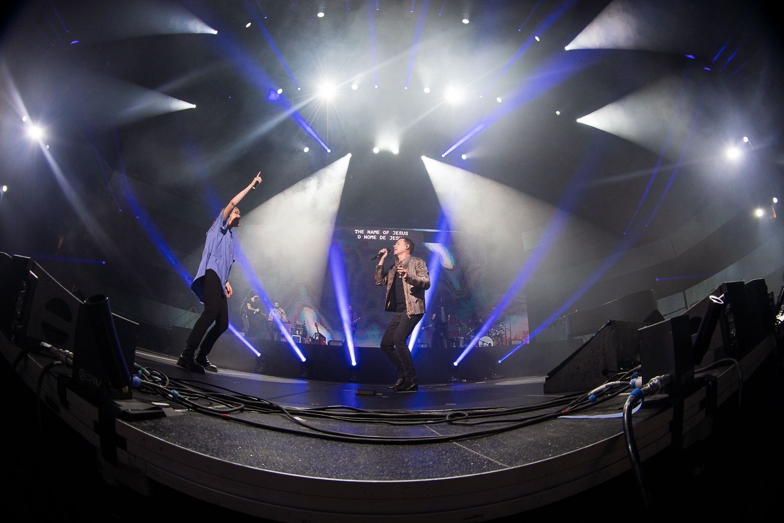 Taya e André Valadão cantam juntos “What A Beautiful Name” em arena nos EUA