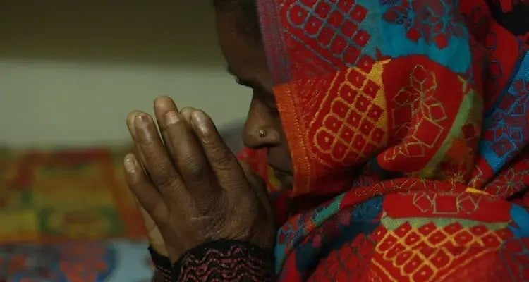 Marido muçulmano incendeia esposa por aceitar a Cristo, em Uganda
