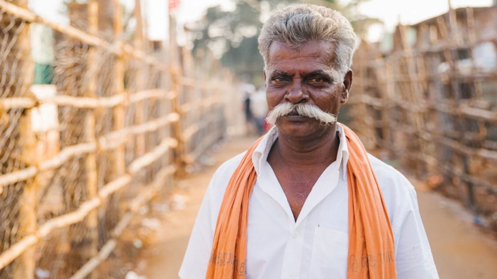Detido sob falsa acusação, pastor distribui Bíblias e evangeliza em prisão na Índia
