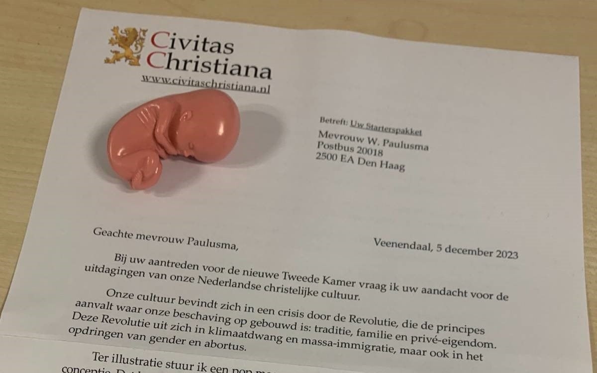 Cristãos pró-vida enviam carta com miniatura de feto para deputados, na Holanda