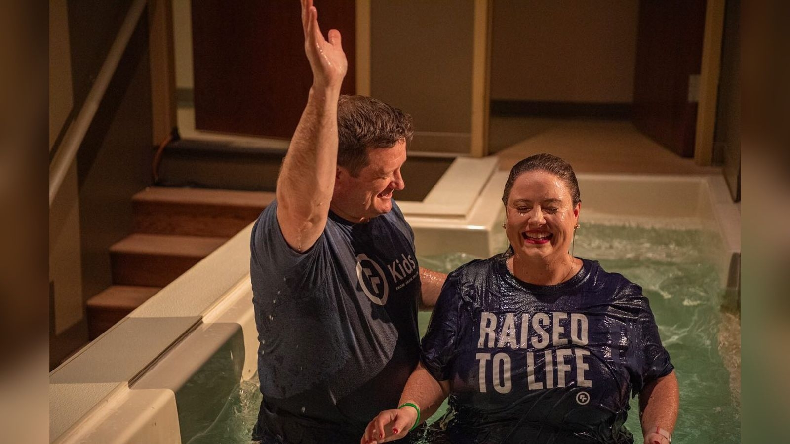 Igreja batiza mais de 100 pessoas em culto nos EUA: “Deus está fazendo algo especial”