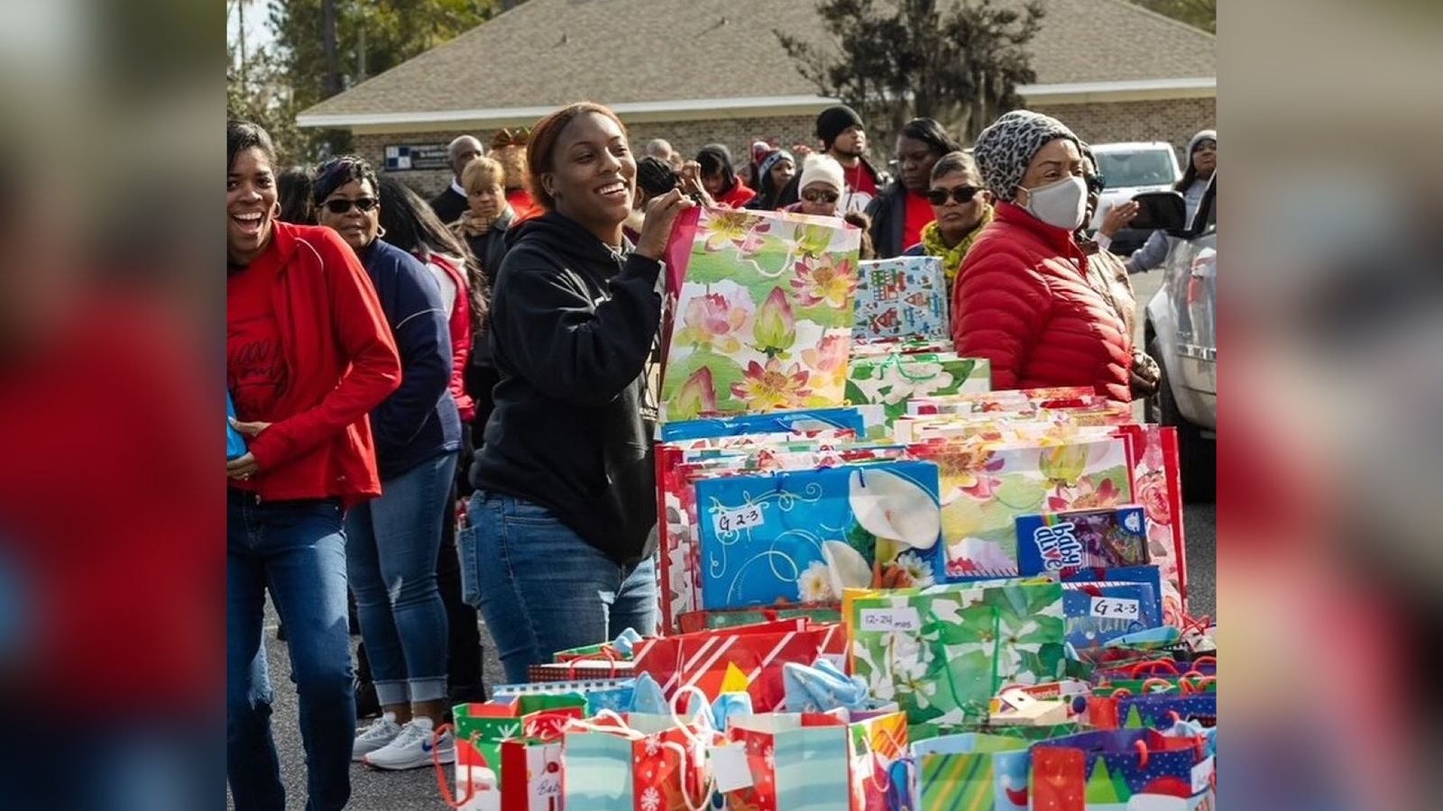 Igreja distribui alimentos e presentes de Natal para mais de 1.600 carentes nos EUA