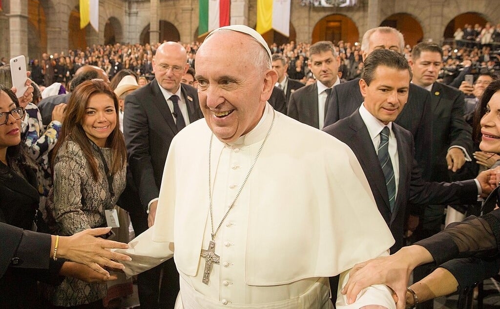 Papa Francisco diz que se escandalizar por bênção a casais gays é “hipocrisia”