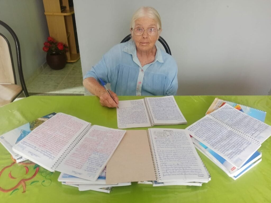 Amor pela Palavra: Idosa de 80 anos conclui Bíblia manuscrita