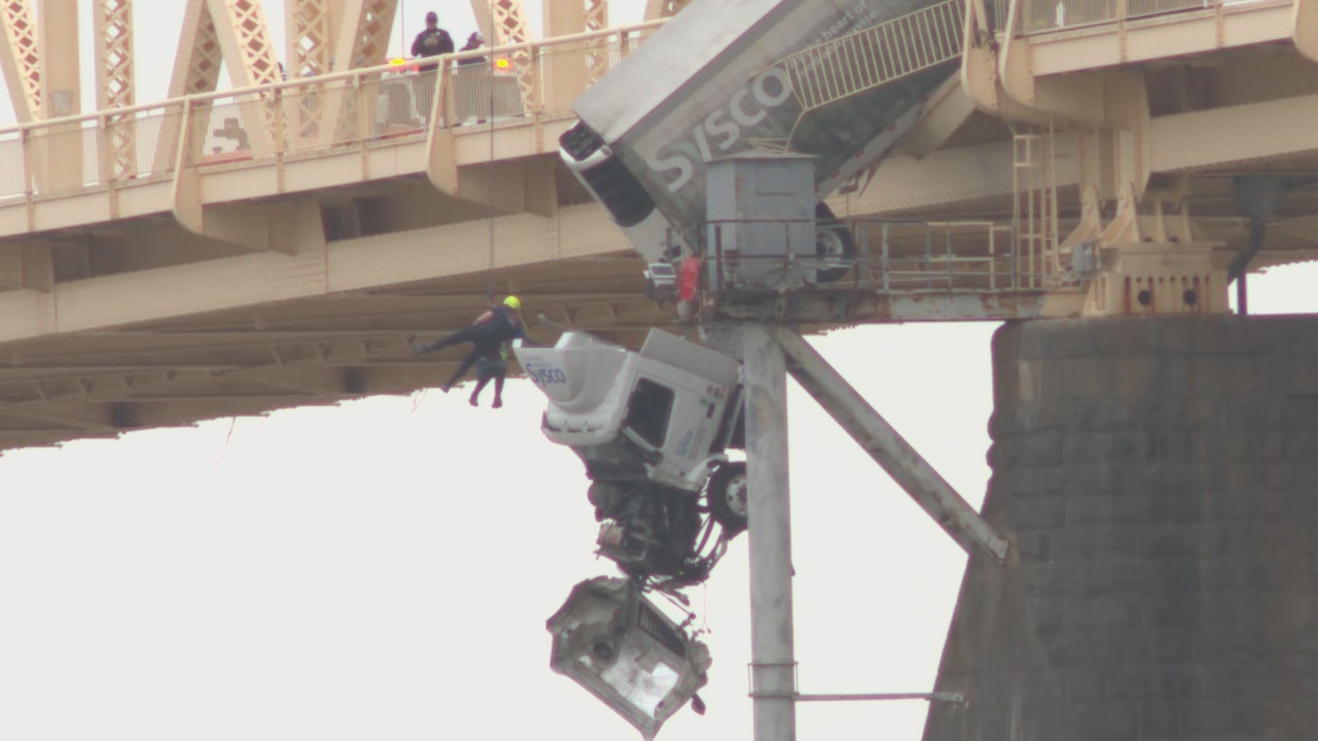 Motorista de caminhão pendurado em ponte é resgatada após orar com bombeiro