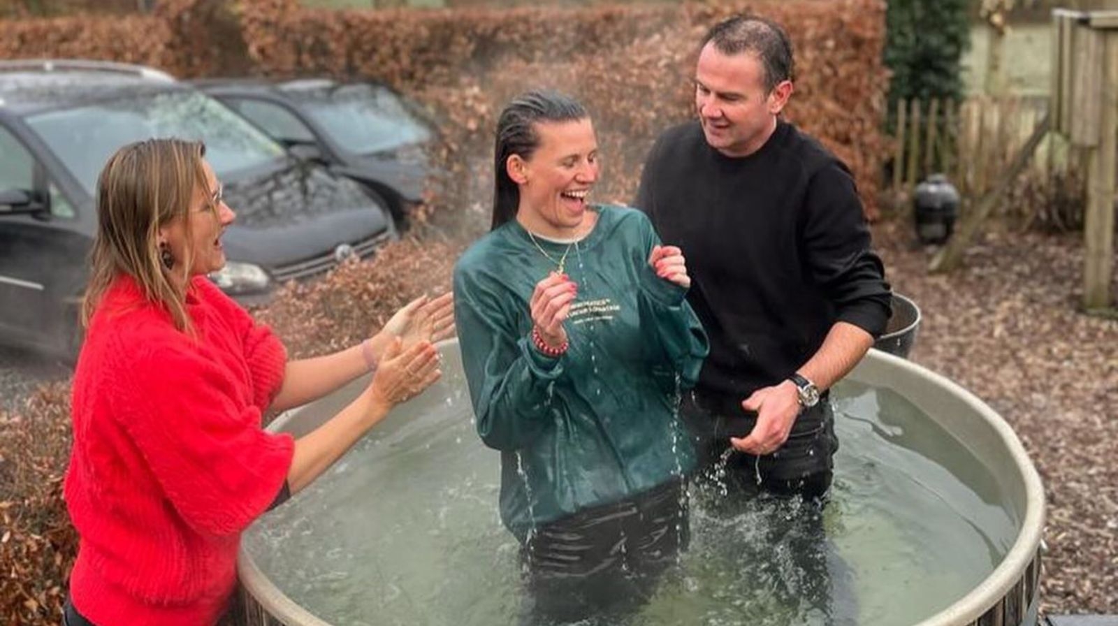 Ex-Nova Era aceita Jesus e é batizada na Holanda: “Eu creio em Jesus, o Filho de Deus”