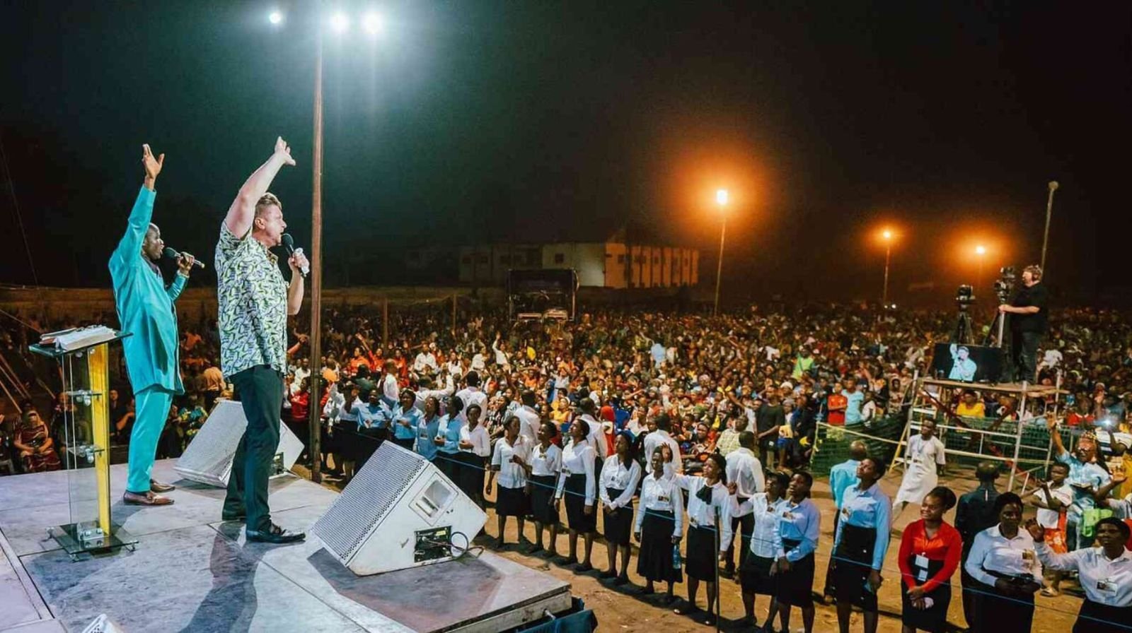 Evangelistas pregam em 50 cidades da África: ‘Milhares estão aceitando Jesus’