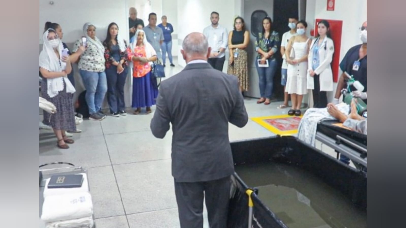 Paciente terminal é batizado em piscina improvisada dentro de hospital no MS