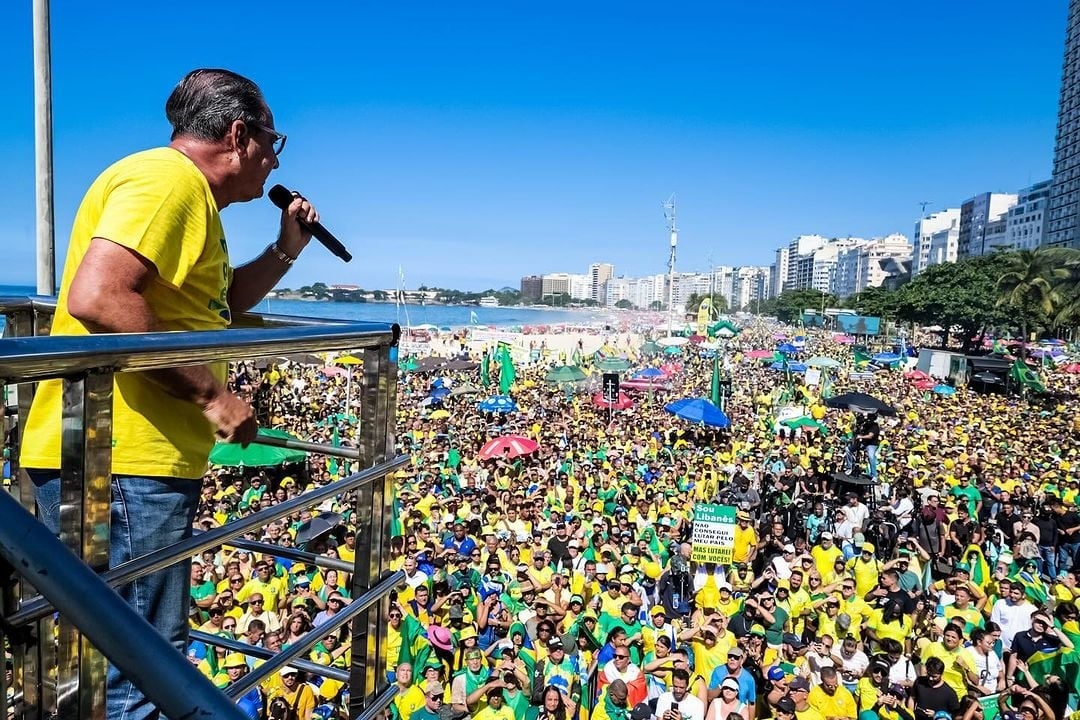 Multidão clama pelo Brasil e ora o ‘Pai Nosso’ em manifestação no Rio