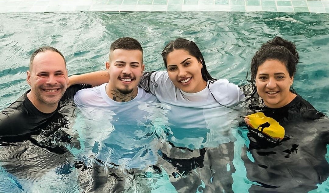 MC Jottapê é batizado e anuncia que deixará carreira para seguir Jesus: ‘Ele me perdoou’