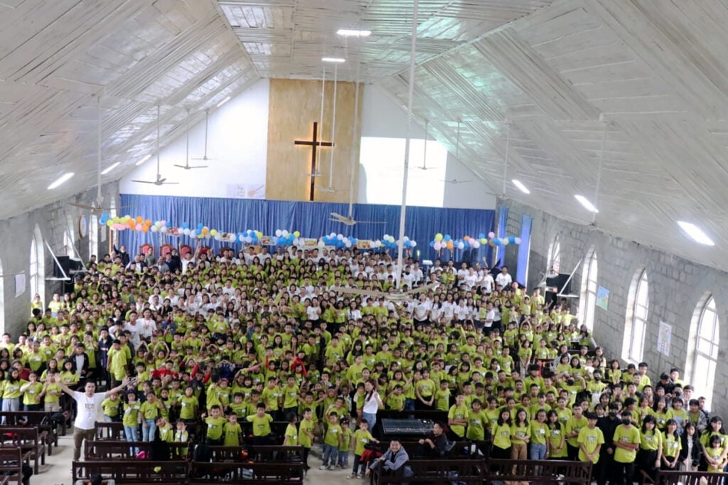 Igreja faz escola bíblica com 700 crianças em área de conflitos na Índia 