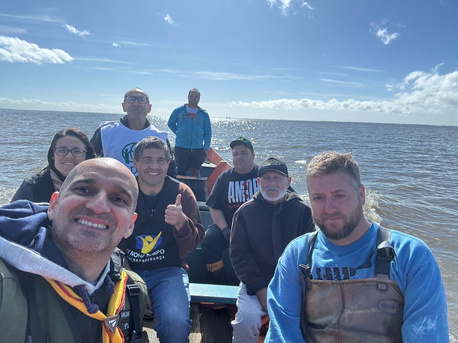 Cristãos levam suprimentos de barco a ilha atingida por enchente no RS