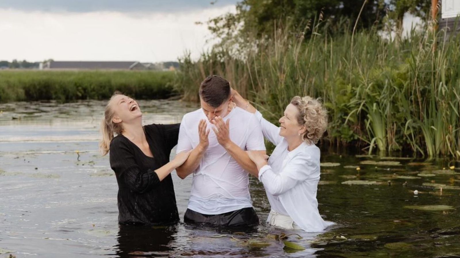 Cristãos evangelizam e batizam criminosos na Holanda: “Estão cheios de Jesus”