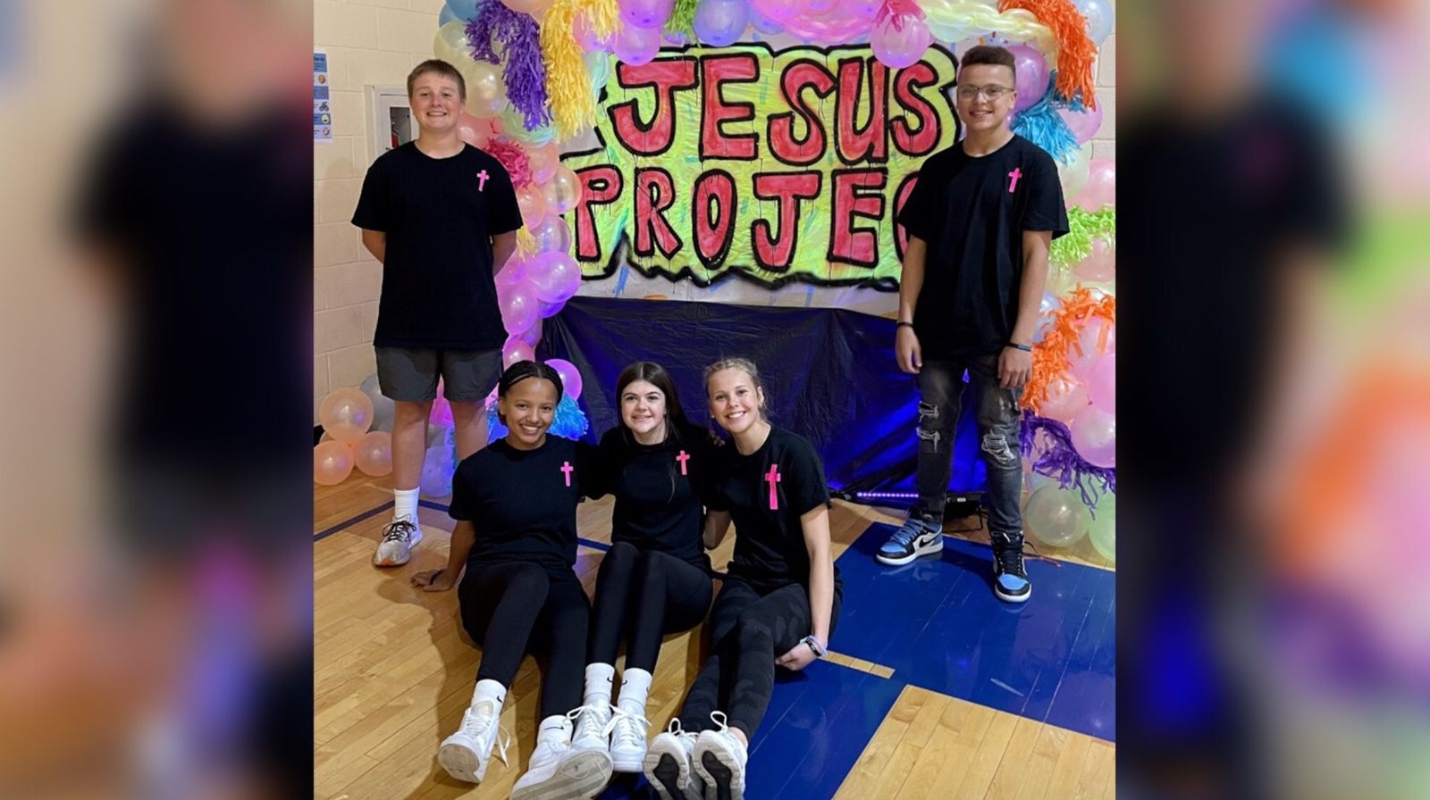 Adolescente promove “Projeto Jesus” em escola dos EUA e ora por alunos