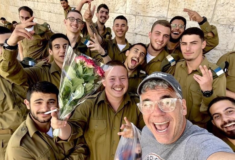 Casal líder de louvor toca músicas de adoração em zona de guerra em Israel