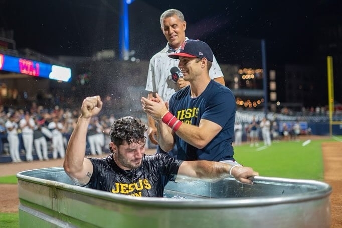 Jogador de beisebol é batizado em estádio após jogo nos EUA