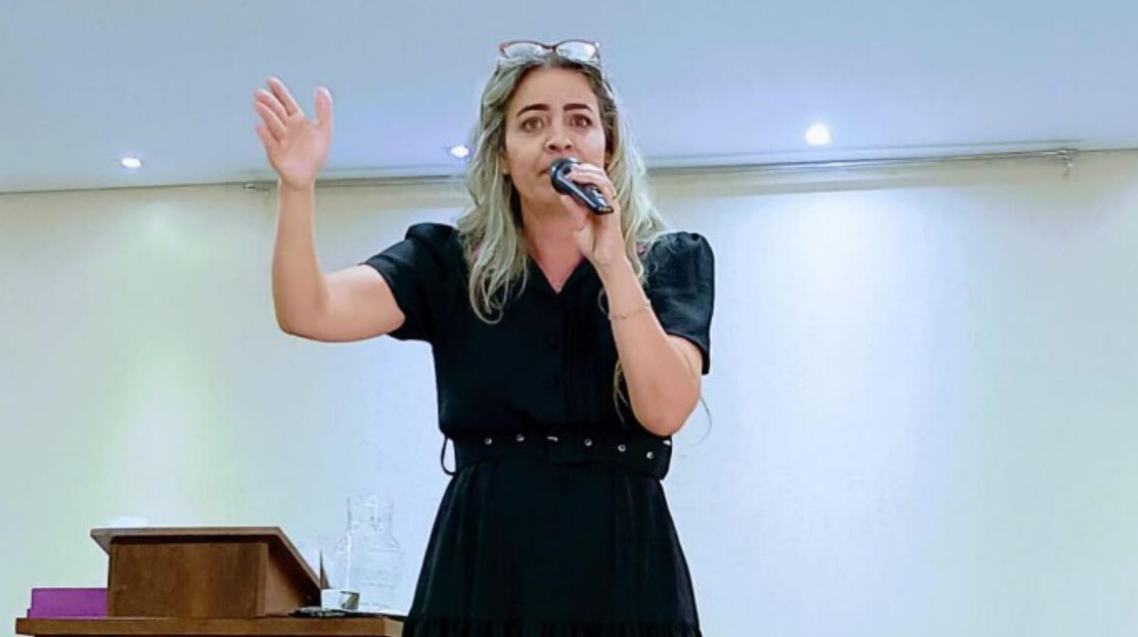 Cantora gospel é atingida durante tiroteio após sair da igreja, em Goiânia