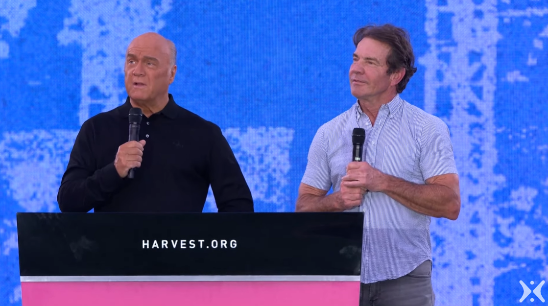 Dennis Quaid se junta a pastor em cruzada evangelística e testemunha sua fé cristã