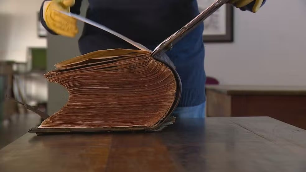 Bíblia com mais de 250 anos é salva da enchente que atingiu o RS