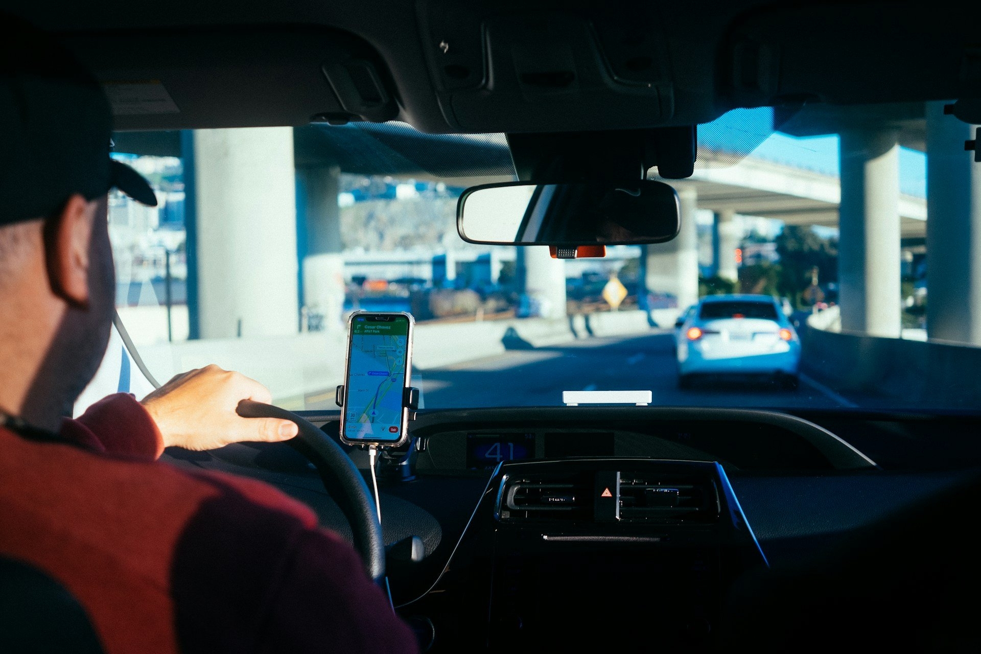 Ladrão desiste de roubar celular de motorista ao ouvir louvor em carro de aplicativo