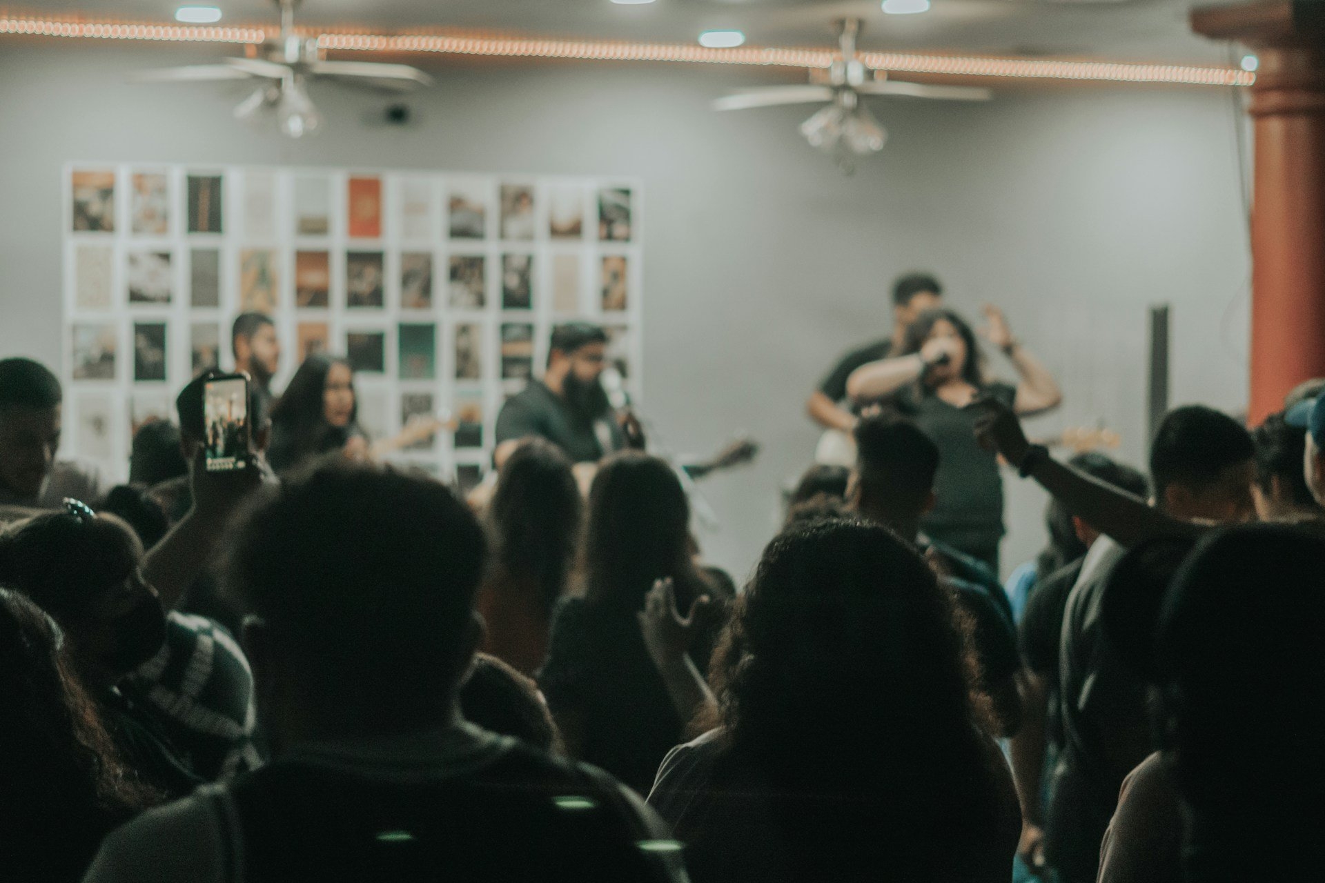 Muçulmanos invadem culto e forçam cristãos a parar de adorar a Jesus