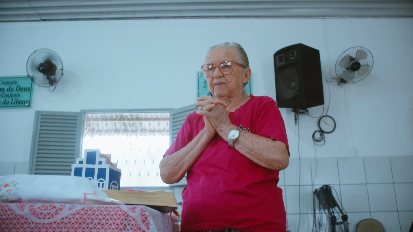 Analfabeta aprende a ler Bíblia após profecia: "O Espírito Santo é teu professor"