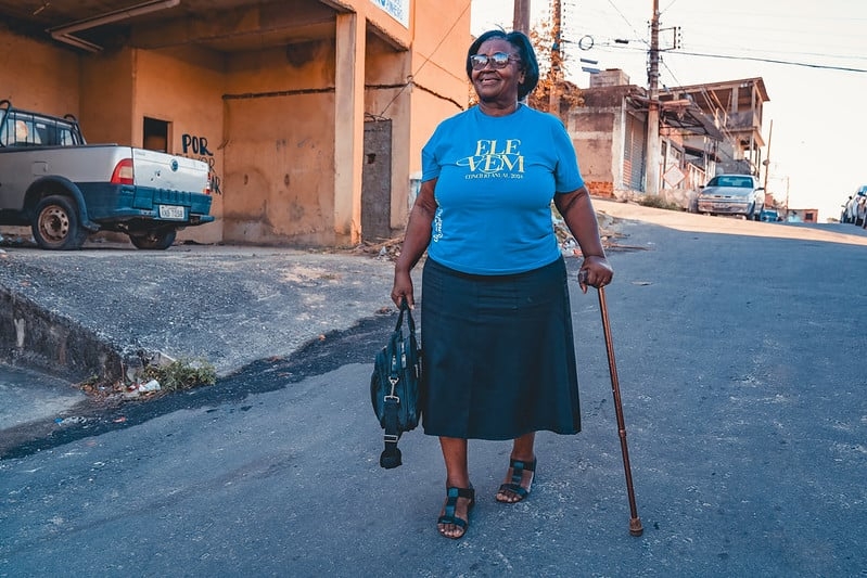 Missionária de 69 anos continua evangelizando nas ruas de bengala: “Fui chamada por Deus”