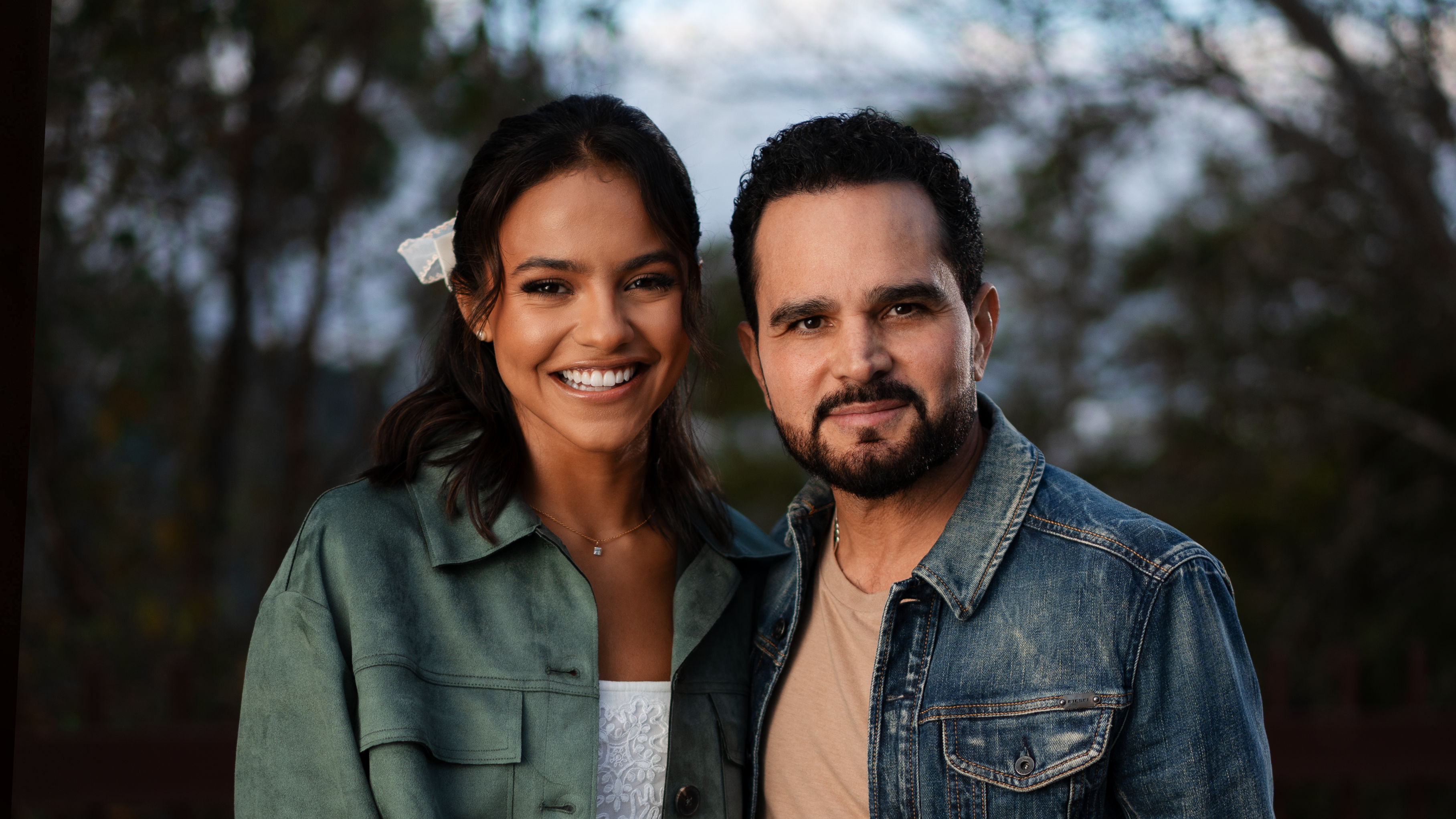 Julia Vitória e Luciano Camargo apresentam "Sem Palavras" em collab