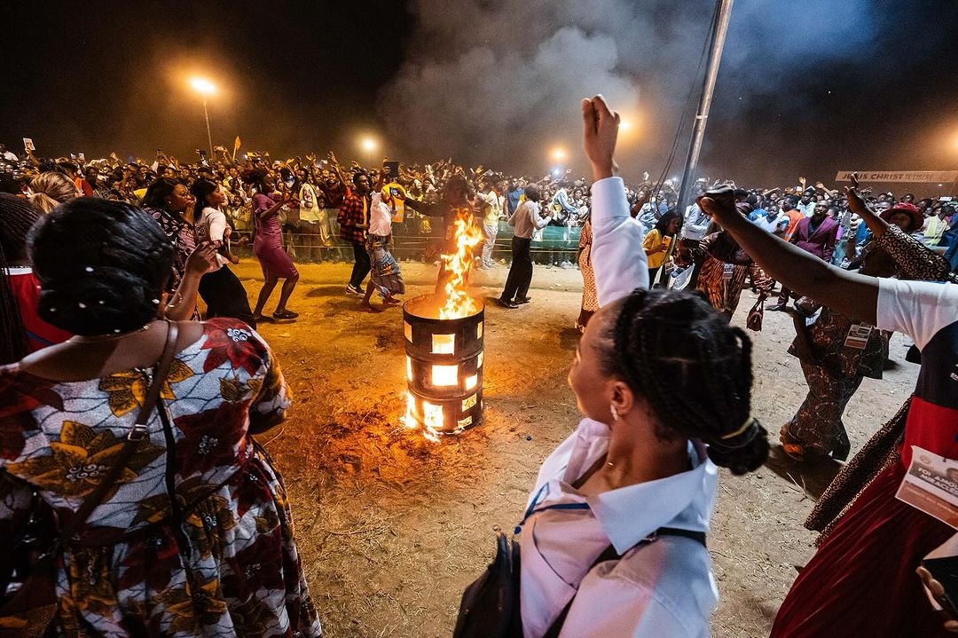 Pessoas queimam amuletos de bruxaria após ouvir Evangelho no Congo